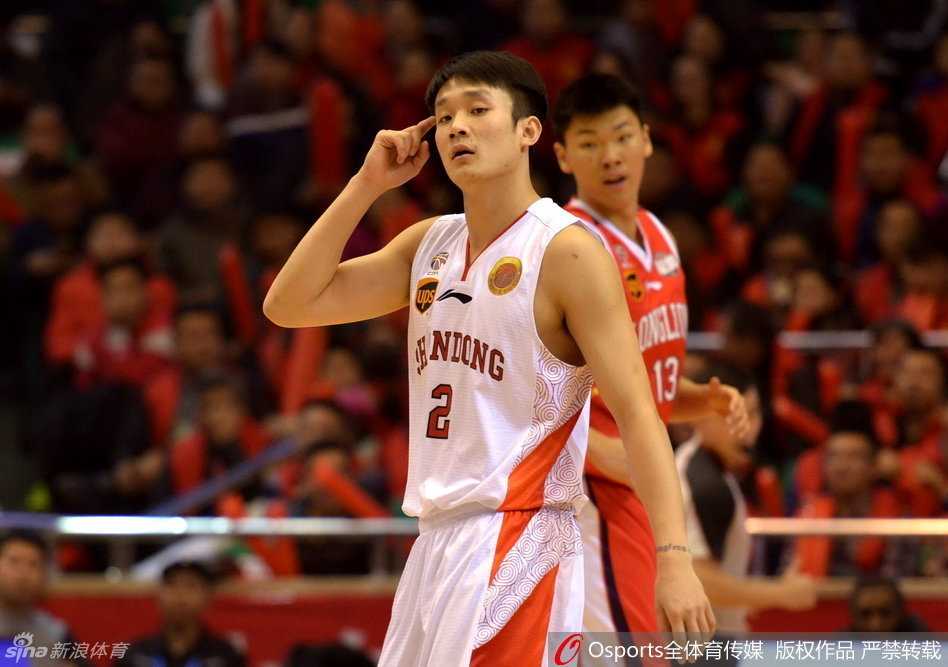 邓特蒙面对防守人，用一连串眼花缭乱的胯下运球后突然加速，瞬间撕破广州队防线，展现出昔日NBA级后卫的风采