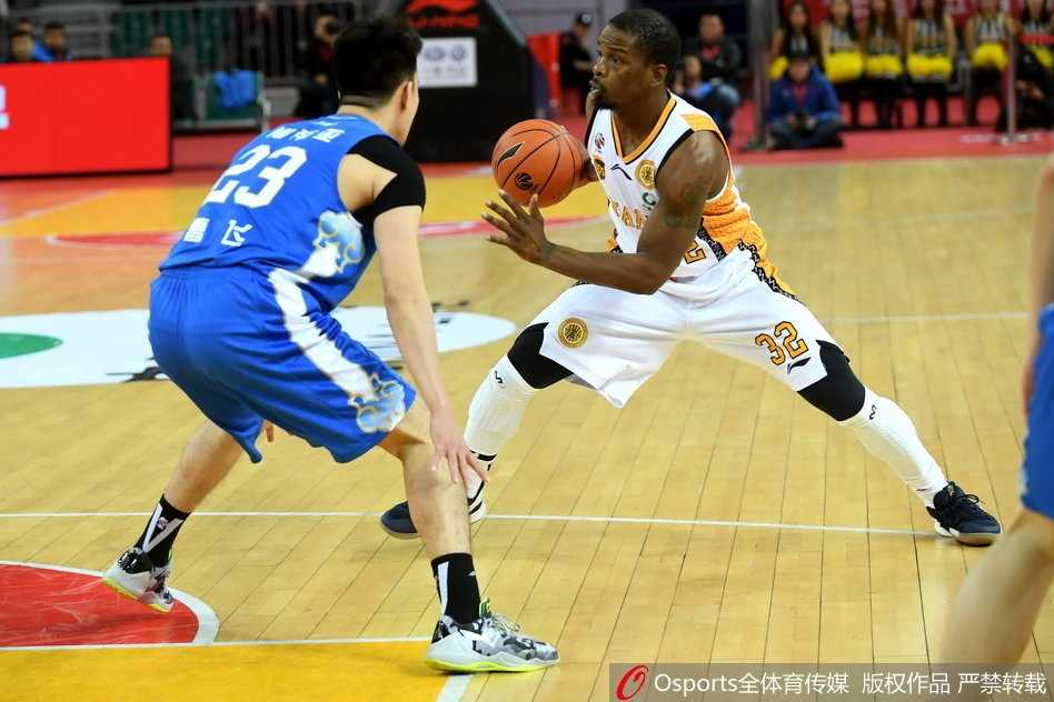 CBA经典战:布鲁克斯闪耀龙城 江苏肯帝亚客场力擒山西 江苏肯帝亚外援马尚·布鲁克斯如一道白色闪电般杀入山西队禁区,面对补防球员,他高高跃起,以一记势大力沉的单手劈扣终结进攻,整个球馆为之寂静。