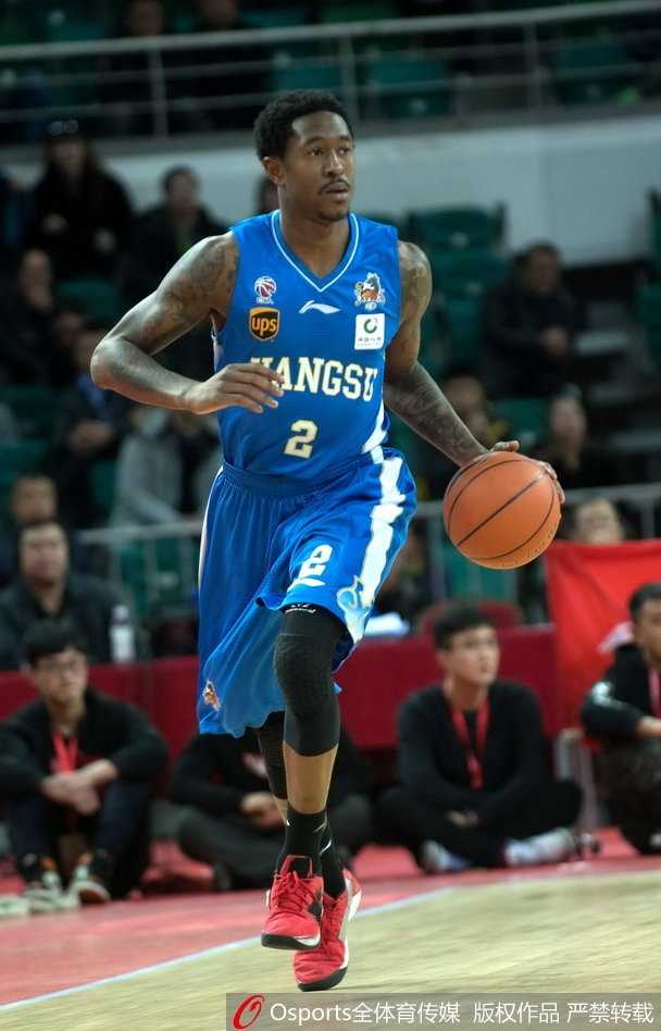 CBA经典战:布鲁克斯闪耀龙城 江苏肯帝亚客场力擒山西 江苏老将易立飞身暴扣,他舒展的身体在空中形成一道完美的弓形,用最劲爆的方式诠释了江苏篮球的传承与血性,瞬间点燃了客场球迷的热情。