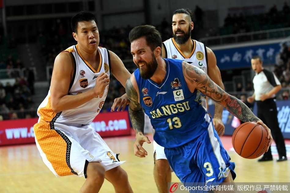 CBA经典战:布鲁克斯闪耀龙城 江苏肯帝亚客场力擒山西 江苏队中锋拉杜利察在山西队内线完成双手暴扣,他强壮的身躯挂在篮筐之上,仿佛在向对手的主场球迷宣告内线主权,篮架都在微微颤抖。