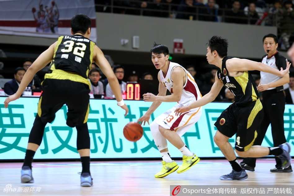 山东队外援多纳塔斯·莫泰尤纳斯在浙江队内线高高跃起，以一记势大力沉的单手劈扣震撼全场，篮筐仿佛都在颤抖。