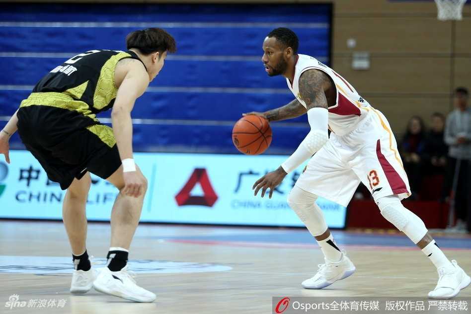 山东核心丁彦雨航在防守球员的紧逼下，依然自信地出手三分，皮球在空中划出一道美妙的弧线，精准钻入网窝。