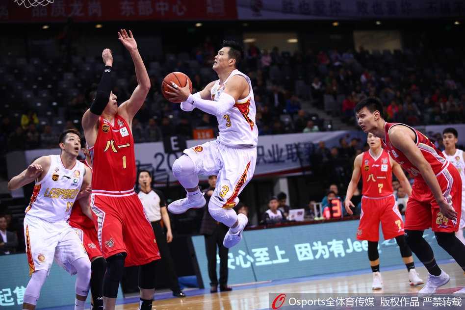 CBA经典战:深圳主场激退铁军八一,顾全22分主导逆转好戏 八一队年轻内线付豪篮下卡位要球,他利用灵活的脚步转身勾手,面对防守毫不畏惧,展现了新生代的活力。