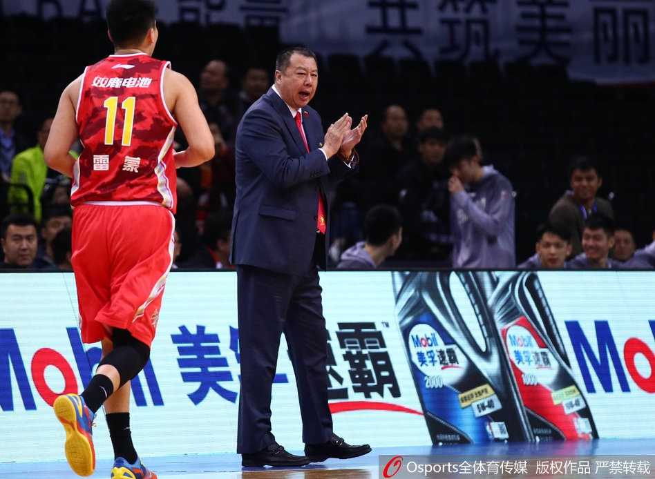 CBA经典战:深圳主场激退铁军八一,顾全22分主导逆转好戏 八一队当家球星雷蒙在三分线外坚决出手,皮球划过一道完美的弧线直钻网窝,这一刻他紧握双拳,点燃了全队的斗志。