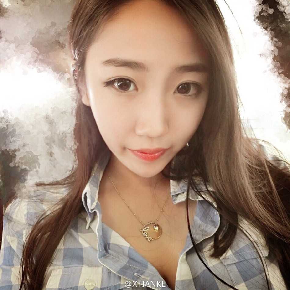 孙桐林的女友，面容清秀，微笑迷人，身着一袭优雅长裙，展现出年轻女孩的活力与青春气息，仿佛夏日里的一阵清风。