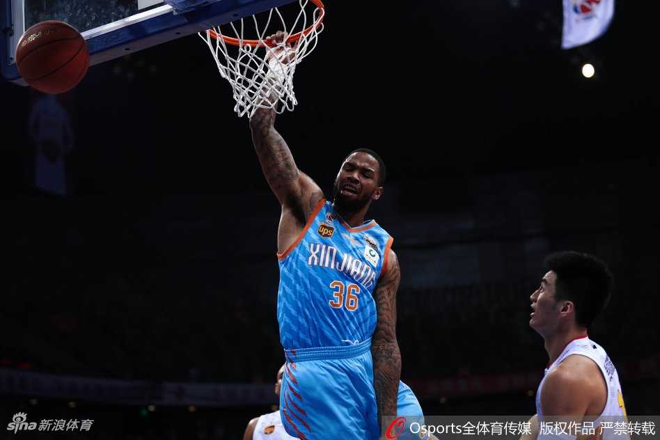 CBA联赛前九轮战罢,且看篮筐上的飞天盛宴 约什-史密斯利用身体优势强行挤开防守,在空中与对手发生剧烈对抗后,依然保持身体平衡,完成了一记蛮横不讲理的双手灌篮
