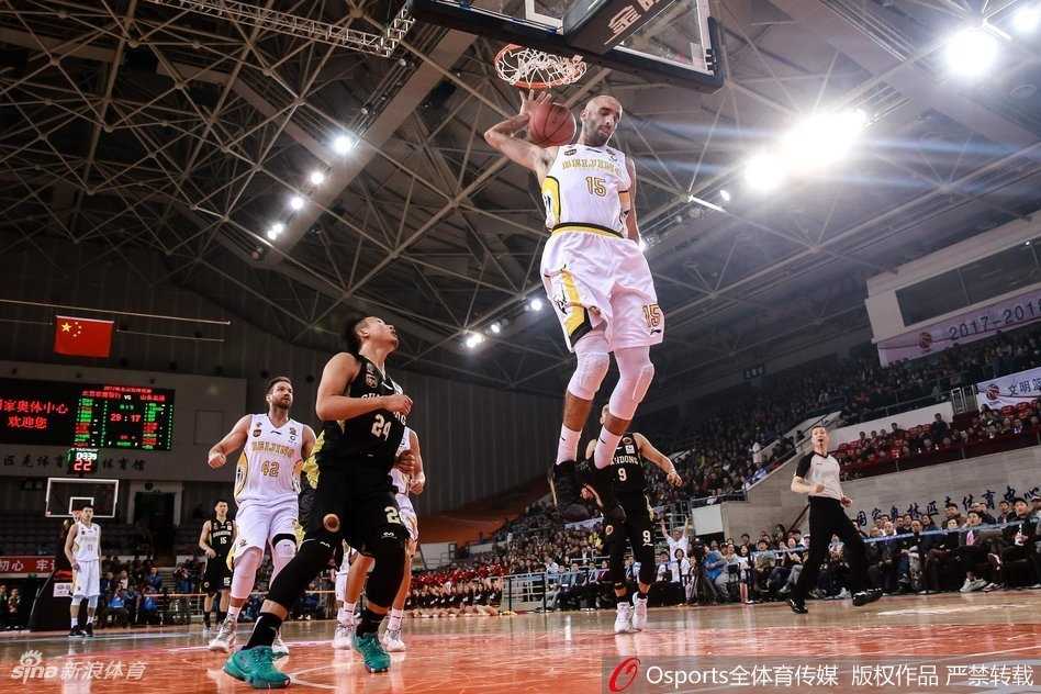 CBA联赛前九轮战罢,且看篮筐上的飞天盛宴 外援巴斯在禁区上演惊天一扣,他隔着试图造进攻犯规的防守者,单臂持球犹如举火烧天,完成了一次震撼人心的隔人暴扣