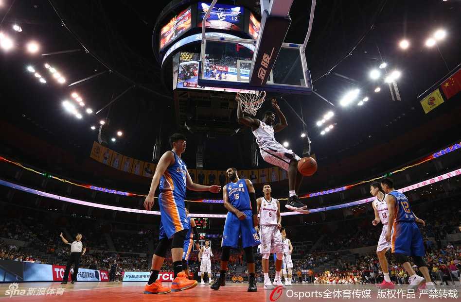 CBA联赛前九轮战罢,且看篮筐上的飞天盛宴 周琦在篮下与亚当斯上演精妙配合,他高高跃起,空中接球后顺势将球扣入,整个动作一气呵成,展现了极佳的空中接力默契