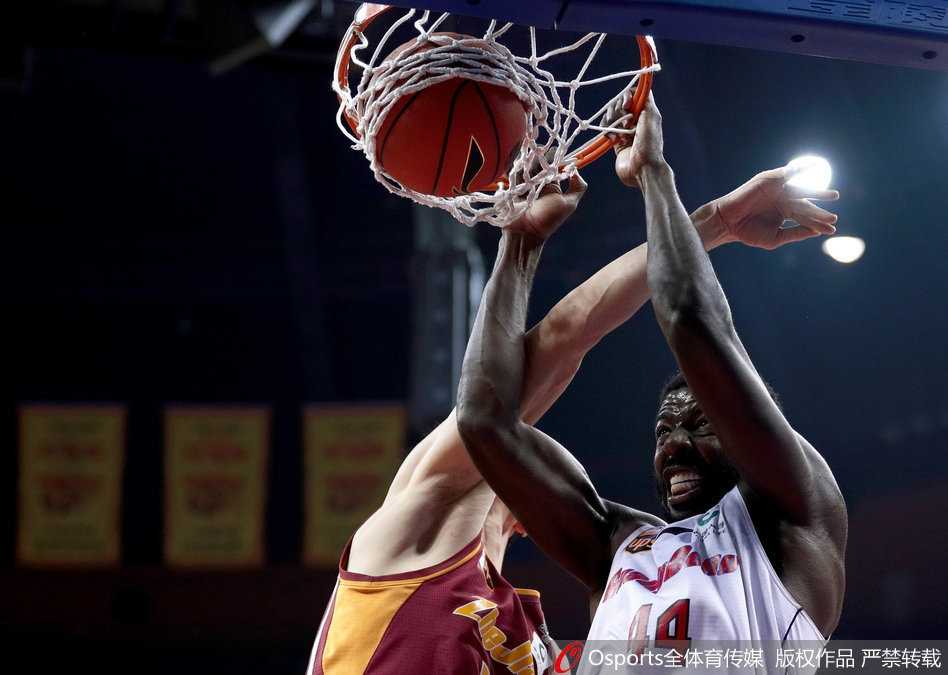 吉林队的逆转之夜，韦弗如灵蛇般穿梭于广州长人阵中，高抛打板命中神奇压哨。那一刻时间仿佛凝固，篮球在空中划出的彩虹弧线，正是东北虎挣脱连败泥潭的希望之光。