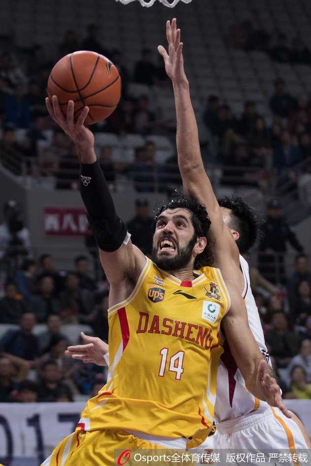 CBA联赛第四轮精彩瞬间:逆转与纪录缔造的激情之夜 易建联在与哈达迪的内线争抢中高高跃起,用一记势大力沉的单手劈扣点燃全场激情
