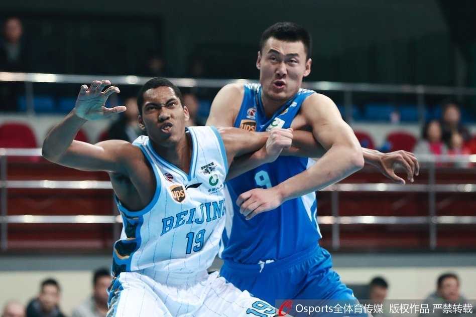 CBA联赛第四轮精彩瞬间:逆转与纪录缔造的激情之夜 比赛结束的哨声吹响,获胜球队的队员们紧紧围在一起,怒吼着庆祝这场来之不易的胜利