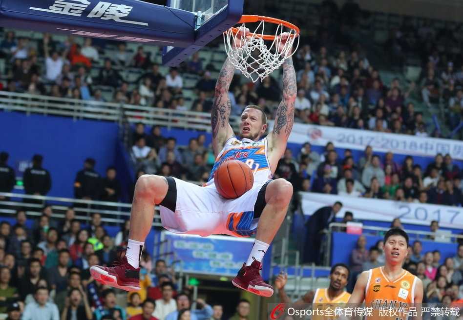 CBA联赛第四轮精彩瞬间:逆转与纪录缔造的激情之夜 广东队外援在四川队内线巨塔哈达迪的严密防守下,依然找到缝隙高难度上篮得分