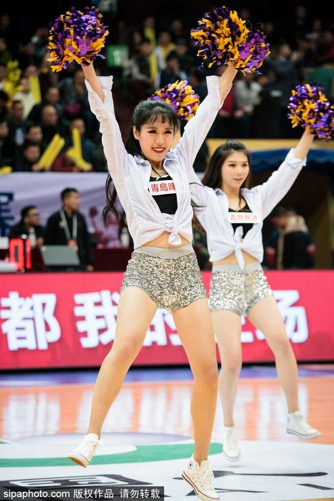 CBA赛场上的律动精灵:啦啦队文化与激情的完美交融 表演结束后,啦啦队员们转身离场,背影中依然透着自信与挺拔,她们不仅是比赛的助威者,更是赛场上展示青春风采与职业素养的靓丽名片。