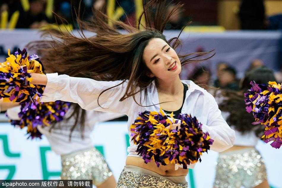 CBA赛场上的律动精灵:啦啦队文化与激情的完美交融 随着动感的音乐节奏,多名啦啦队员在场上腾空跃起,飞扬的发丝和挥舞的双手充满了青春的张力和动感,她们用身体语言诠释着对篮球运动的热爱。
