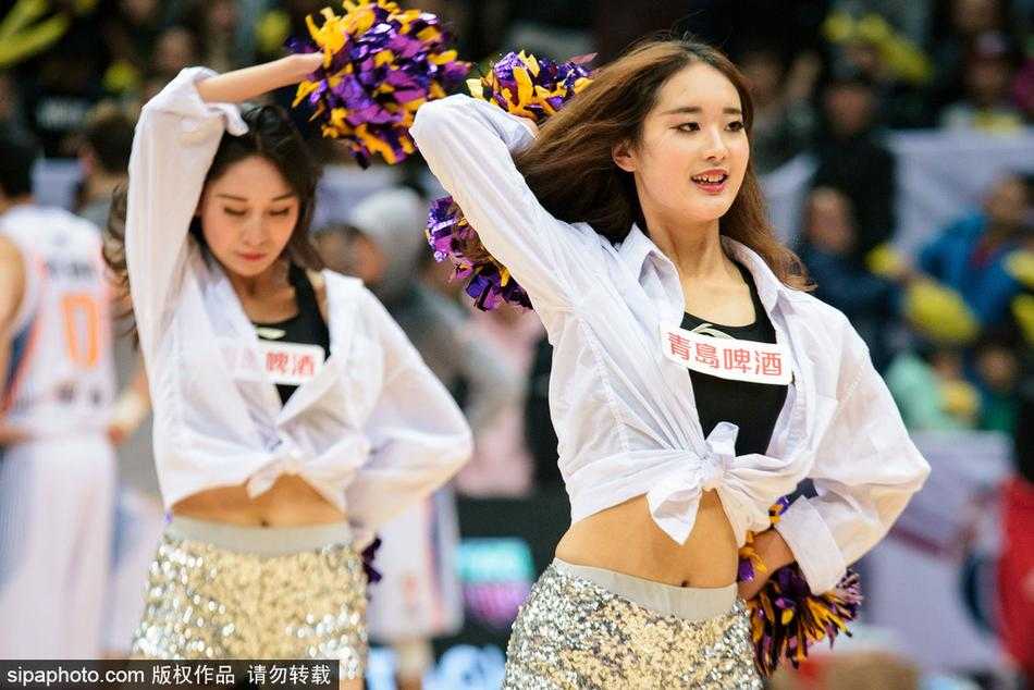 CBA赛场上的律动精灵:啦啦队文化与激情的完美交融 在四川主场的璀璨灯光下,啦啦队队员们手持金色花球,动作整齐划一,她们充满力量感的舞姿瞬间点燃了全场观众的热情,仿佛将赛场的温度提升到了沸点。