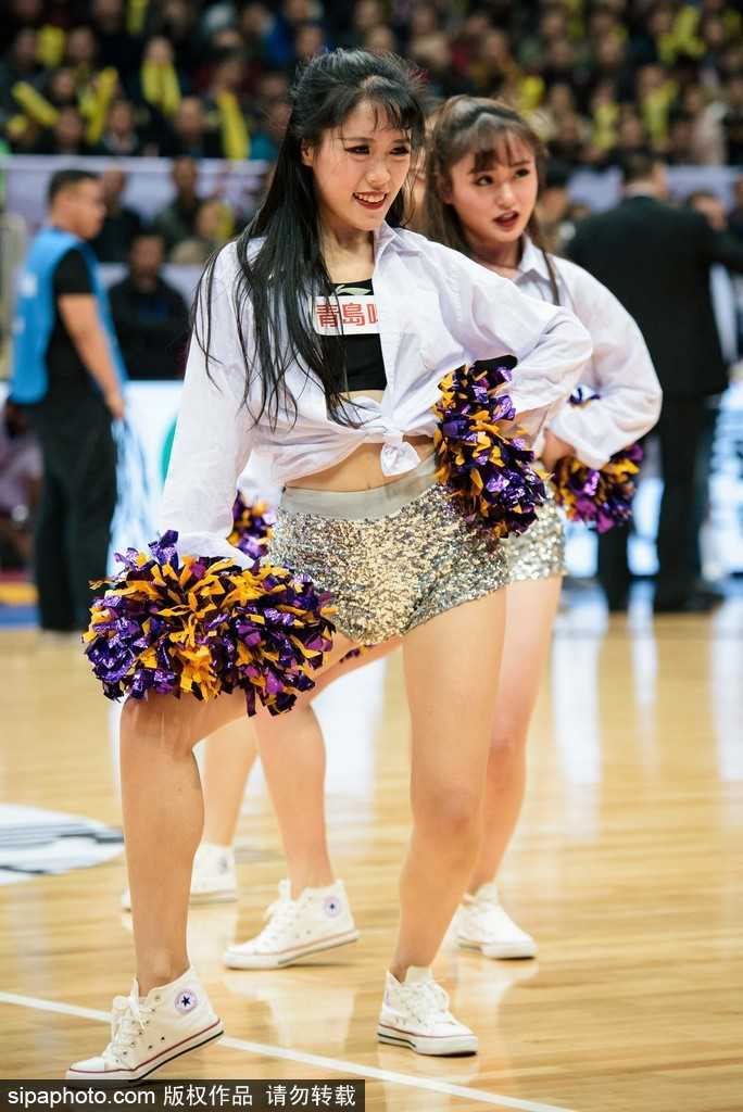 CBA赛场上的律动精灵:啦啦队文化与激情的完美交融 在比赛暂停期间,啦啦队迅速占据球场中央,她们变换着队形,眼神坚定且面带微笑,将现场导演的指令转化为感染力十足的表演,成为赛场上一道流动的风景线。