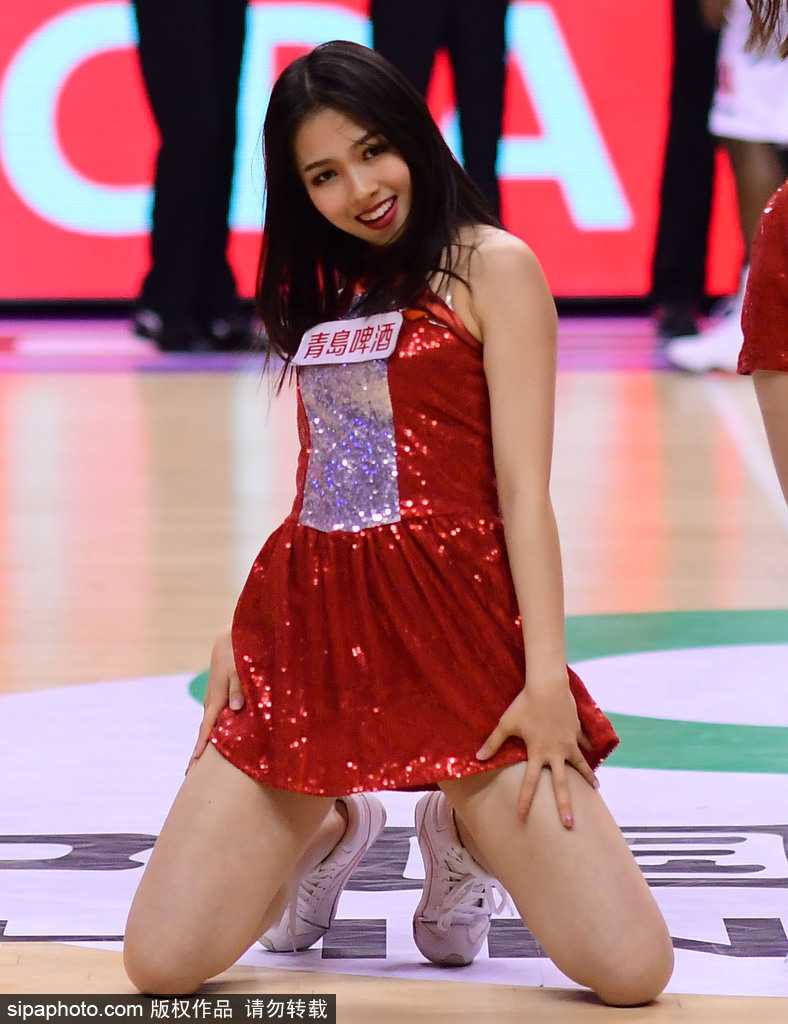 CBA赛场上的活力风景线 篮球宝贝演绎热血与美丽 篮球宝贝身着亮黄色舞裙,在球场上激情热舞,修长的身姿和灿烂的笑容瞬间成为全场焦点