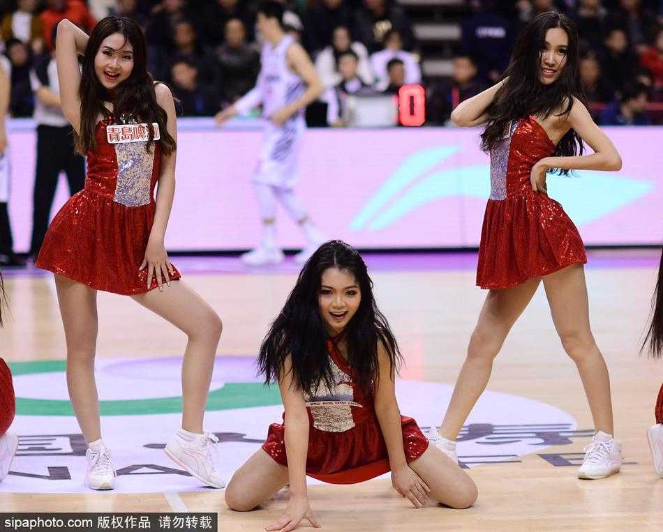 CBA赛场上的活力风景线 篮球宝贝演绎热血与美丽 身穿红色亮片舞裙的篮球宝贝在场地中央旋转跳跃,裙摆飞扬间展现出力与美的完美结合