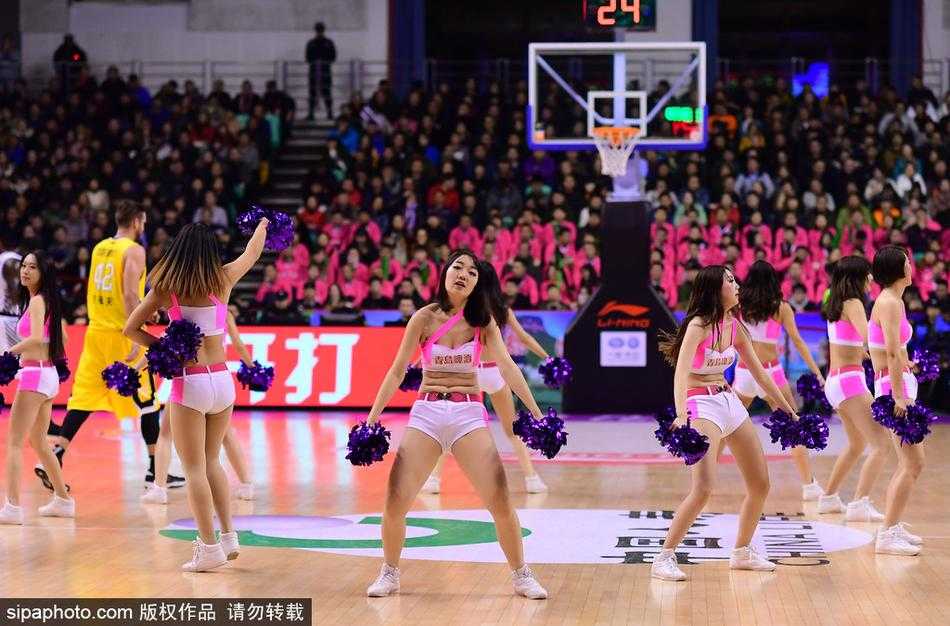 CBA赛场上的活力风景线 篮球宝贝演绎热血与美丽 蓝色裙摆在灯光下闪烁,篮球宝贝们面带灿烂笑容,用热情的舞姿感染着看台上的每一位球迷