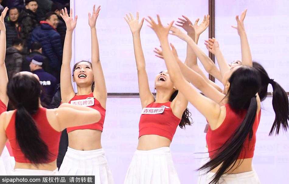 CBA赛场上的活力风景线 篮球宝贝演绎热血与美丽 篮球宝贝们变换队形呈扇形展开,在动感节奏中展现青春活力,与看台上热情呐喊的球迷相映成趣