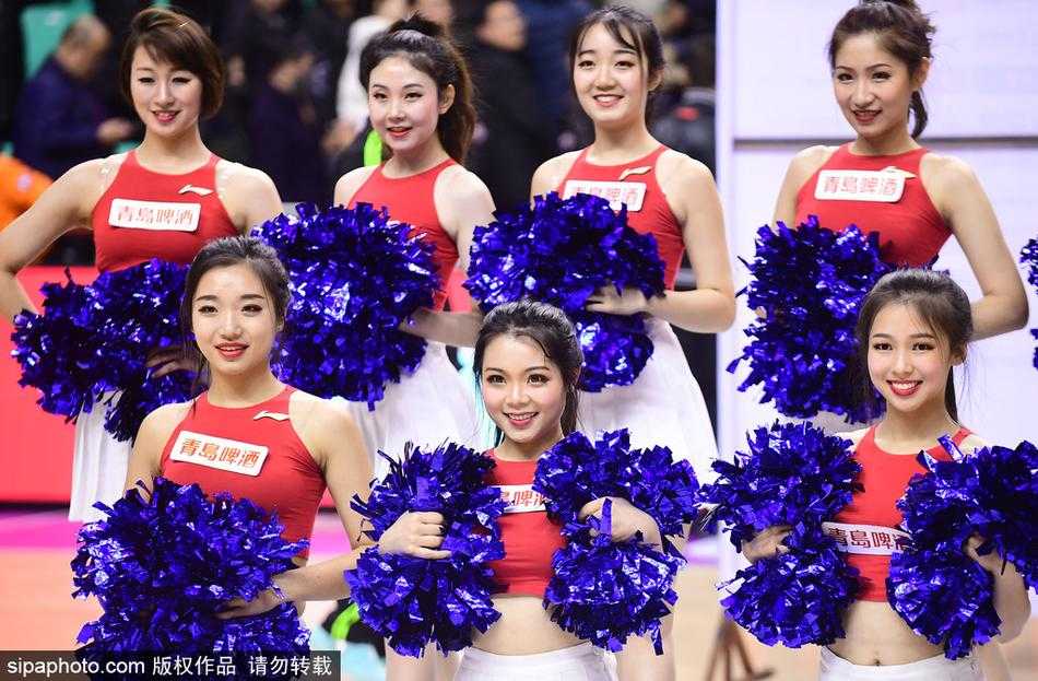 CBA赛场上的活力风景线 篮球宝贝演绎热血与美丽 表演进入高潮,篮球宝贝们举起手臂做出整齐划一的动作,聚光灯下每一张自信的脸庞都在为赛场增添光彩