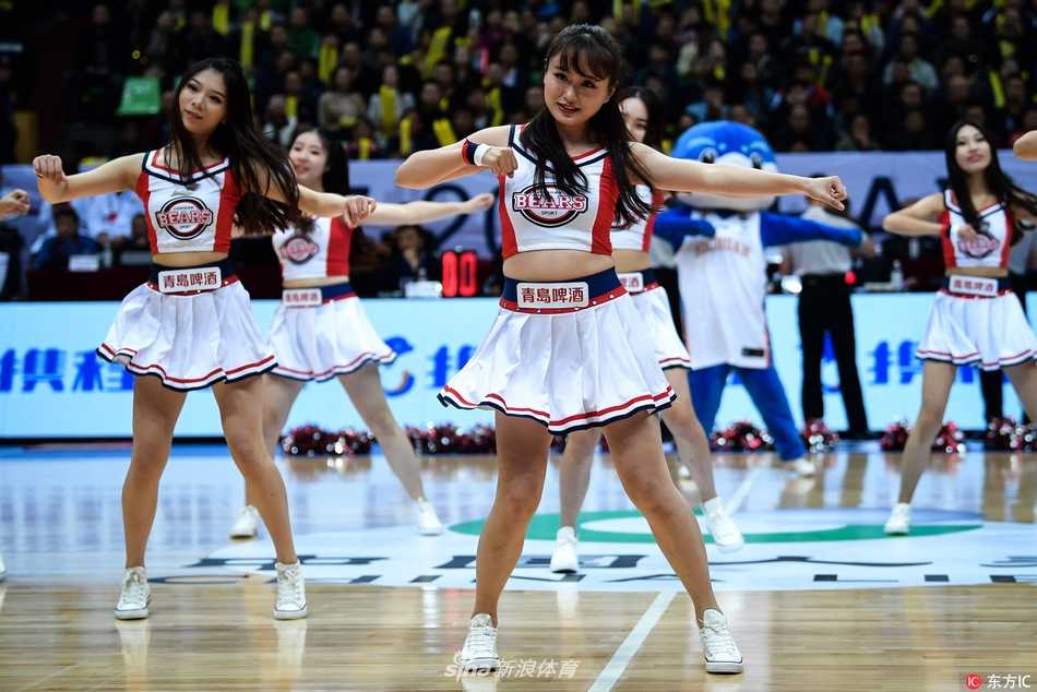 CBA赛场上的活力风景线:回眸啦啦宝贝的热舞瞬间与赛场文化 在比赛暂停间隙,几位啦啦宝贝摆出俏皮可爱的pose与场边观众互动,她们不仅用舞蹈助威,更用真诚的笑容拉近了赛场与看台的距离。
