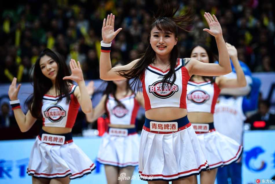 CBA赛场上的活力风景线:回眸啦啦宝贝的热舞瞬间与赛场文化 伴随着动感十足的音乐,八一双鹿电池队的啦啦宝贝们挥舞着金色花球,动作整齐划一,充满爆发力,她们用激情四射的表演为寒冷的冬夜注入了无限活力。