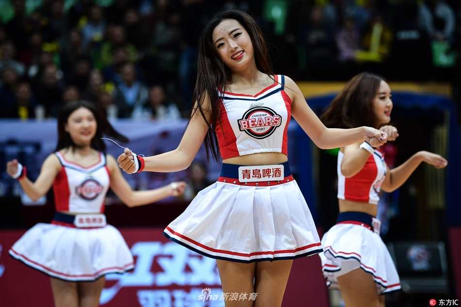 CBA赛场上的活力风景线:回眸啦啦宝贝的热舞瞬间与赛场文化 聚光灯下,四川品胜主场的啦啦宝贝们身着亮丽队服,随着动感节奏跃动起舞,灿烂的笑容如同冬日暖阳,瞬间点燃了全场球迷的热情。