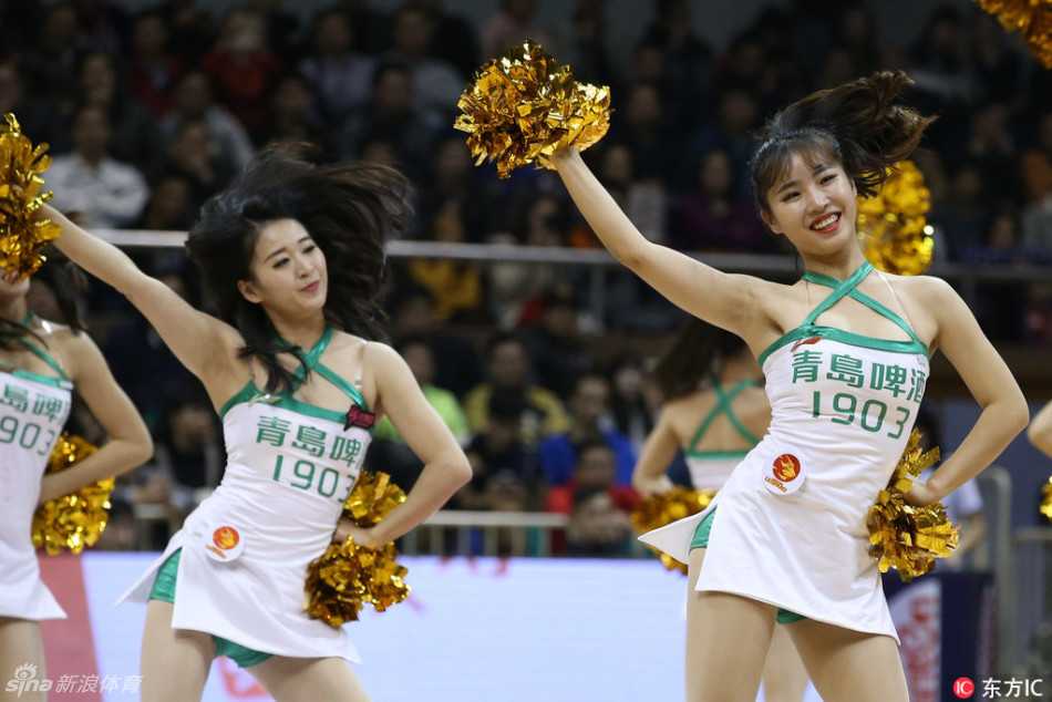 CBA赛场上的激情瞬间:深圳大胜山西,拉拉队热舞点燃全场 在一次精彩的进攻得手后,拉拉队宝贝们在球员通道旁热情舞动,她们挥舞着手中的花球,用极具感染力的笑容和舞姿与退防的球员击掌互动,将现场气氛推向了又一个高潮。