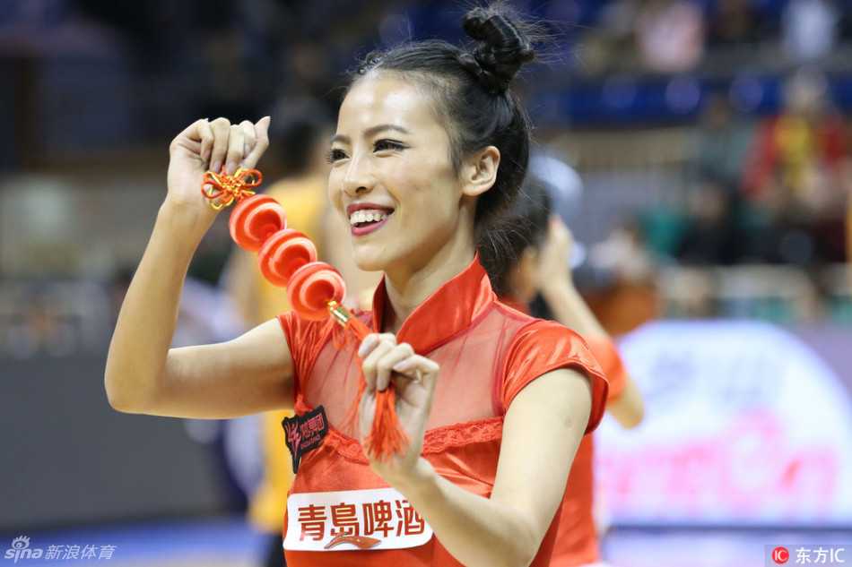 CBA赛场上的激情瞬间:深圳大胜山西,拉拉队热舞点燃全场 在灯光璀璨的球场中央,一位领舞的拉拉队宝贝展现出极佳的柔韧性,她的一字马动作惊艳全场,周围队友们则以整齐划一的队形散开,共同构成了一幅力与美完美融合的画面。