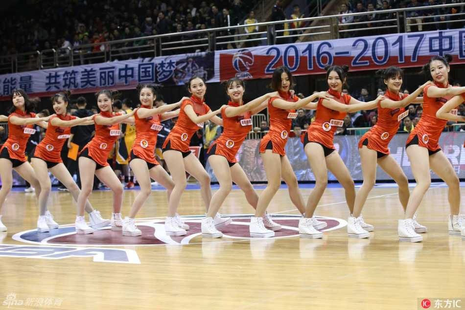 CBA赛场上的激情瞬间:深圳大胜山西,拉拉队热舞点燃全场 热舞结束后,拉拉队宝贝们集体向观众席挥手致意,她们脸上绽放着灿烂的笑容,仿佛在感谢球迷们的支持与呐喊,为这个激烈的比赛之夜增添了一份温馨与动人的色彩。