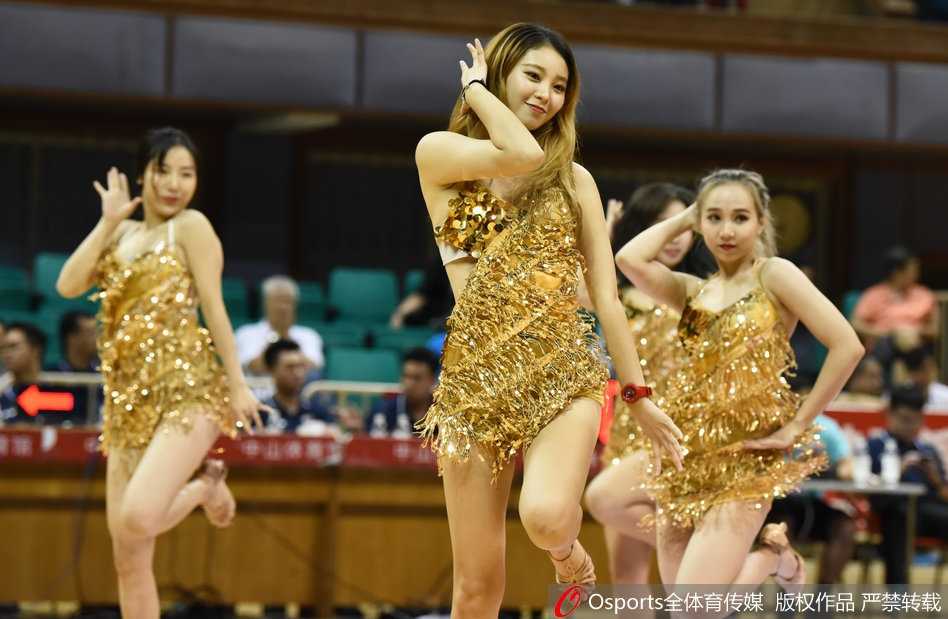 在节奏感强烈的乐曲中，宝贝们排成一列，整齐划一地舞动，每个人脸上都写满了专注与投入，她们用充满张力的肢体语言，为暂停时间的球场注入了满满的活力。