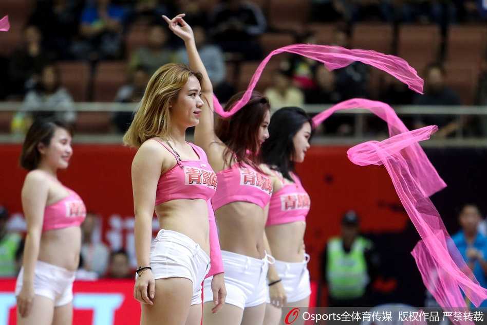 CBA赛场上的靓丽风景线:回顾广州龙狮主场那些活力四射的篮球宝贝 伴随着动感的音乐,篮球宝贝们在广州体育馆中央排成整齐的队列,她们动作整齐划一,修长的身姿在聚光灯下显得格外耀眼。