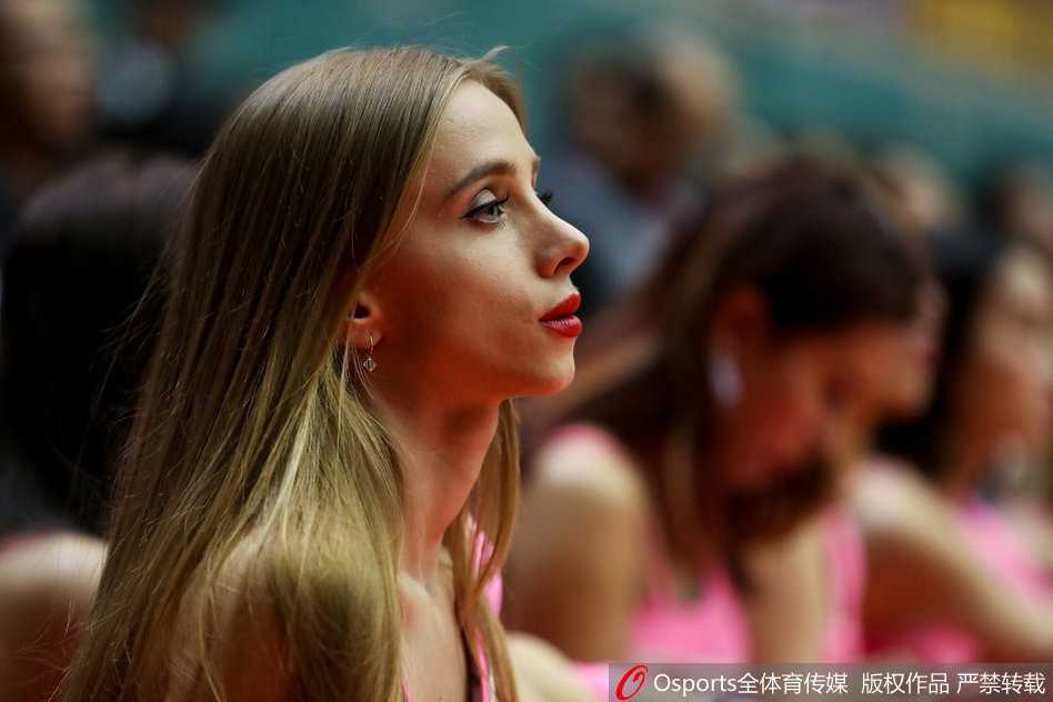 CBA赛场上的靓丽风景线:回顾广州龙狮主场那些活力四射的篮球宝贝 广州龙狮队的篮球宝贝们换上一套全新的红白演出服,她们在镜头前留下青春洋溢的合影,灿烂的笑容背后是对篮球最纯粹的热爱。