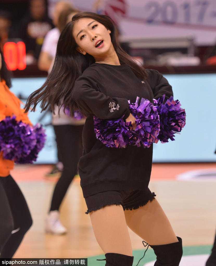CBA赛场上的靓丽风景线:山东男篮啦啦队赛前备战纪实 排练现场,一位扎着干练马尾的啦啦队员正在进行托举练习,她稳稳地站在队友们用手臂搭建的平台上,张开双臂保持平衡,脸上洋溢着从容与自信。