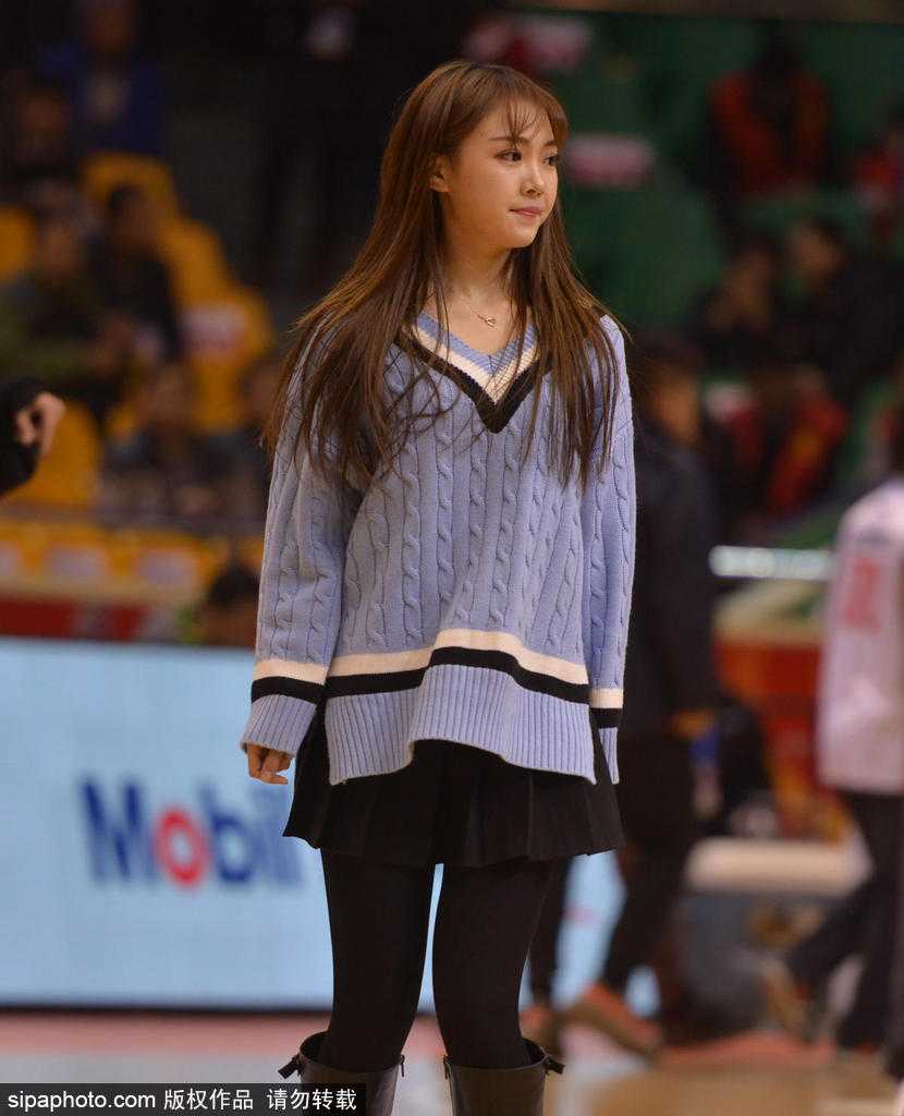 CBA赛场上的靓丽风景线:山东男篮啦啦队赛前备战纪实 两名队员正在进行高难度的配合练习,队员单膝跪地作为支撑,另一名队员身体后仰与之形成稳固的三角形,她们的表情严肃认真,肌肉线条因为发力而格外明显。