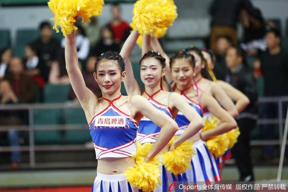 CBA赛场上的靓丽风景线:福建浔兴主场球迷文化的激情瞬间 福建浔兴主场啦啦队的姑娘们身披红色战袍,在聚光灯下轻盈起舞,她们整齐划一的动作与背后巨大的球队LOGO交相辉映,瞬间点燃了现场球迷的热情。