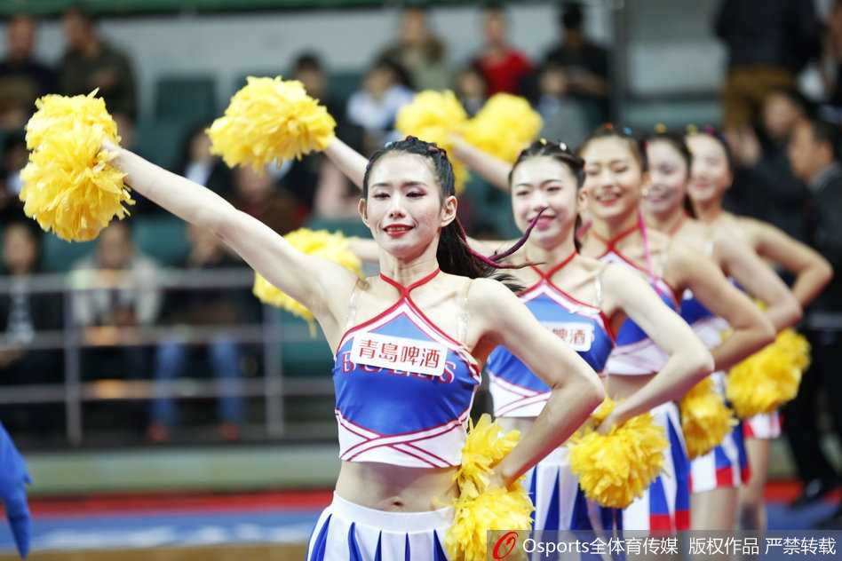 CBA赛场上的靓丽风景线:福建浔兴主场球迷文化的激情瞬间 特写镜头捕捉到了一位篮球宝贝自信的微笑,她手中的花球随着欢快的节奏上下翻飞,飞扬的发丝和明亮的眼神传递出属于青春特有的朝气与活力。