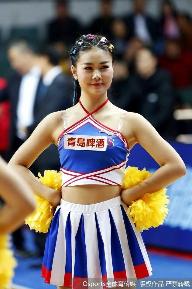 CBA赛场上的靓丽风景线:福建浔兴主场球迷文化的激情瞬间 在灯光聚焦的赛场中央,一位啦啦队员正完成一个舒展的跳跃动作,曼妙的身姿定格在半空中,背后的看台上坐满了翘首以盼的观众,构成一幅动感十足的赛场画面。