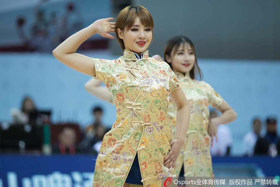 CBA赛场上的靓丽风景线:肯帝亚篮球宝贝热情似火点燃榜首大战 镜头拉远,六位篮球宝贝在宽敞的球场上呈扇形排开,她们舒展手臂摆出优雅造型,专业素养不输任何职业舞蹈团体。