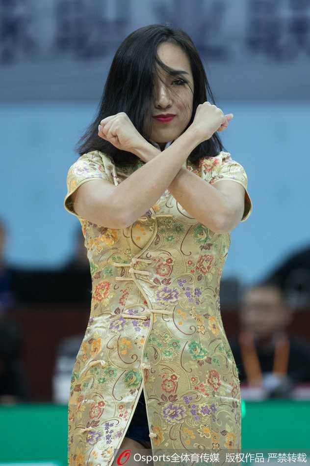 CBA赛场上的靓丽风景线:肯帝亚篮球宝贝热情似火点燃榜首大战 特写镜头捕捉到一位舞者完成高难度下腰动作的瞬间,她眼神坚定地注视着前方,脸上的亮片在灯光下闪烁着迷人的光芒。