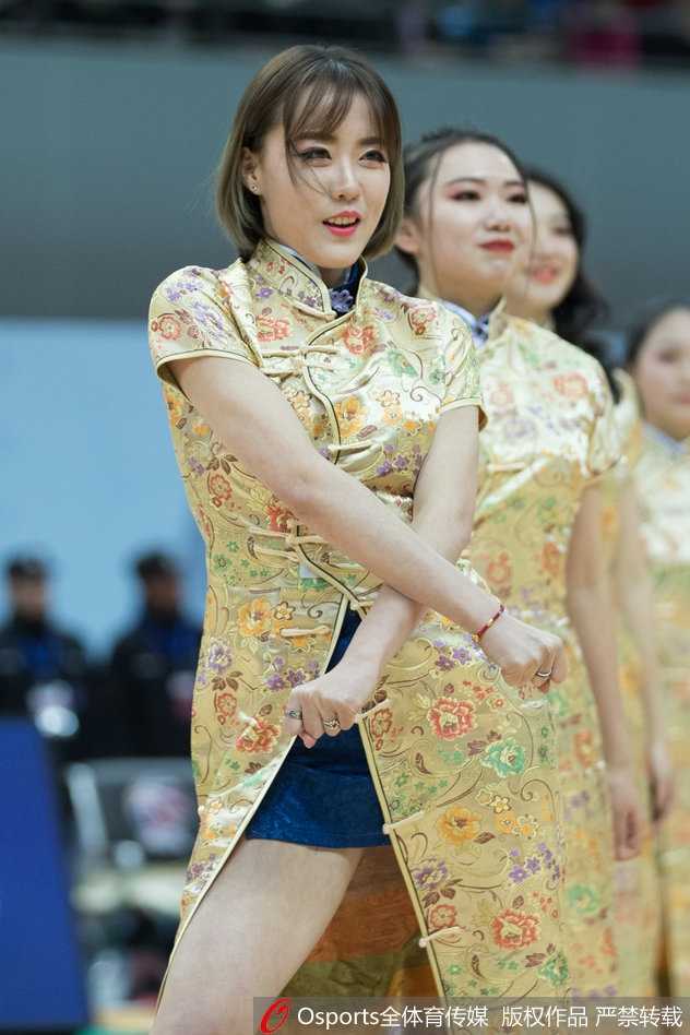 CBA赛场上的靓丽风景线:肯帝亚篮球宝贝热情似火点燃榜首大战 伴随劲爆音乐,肯帝亚篮球宝贝在球场中央纵情跃起,飞扬的马尾与灿烂的笑容瞬间点燃了全场球迷的热情。