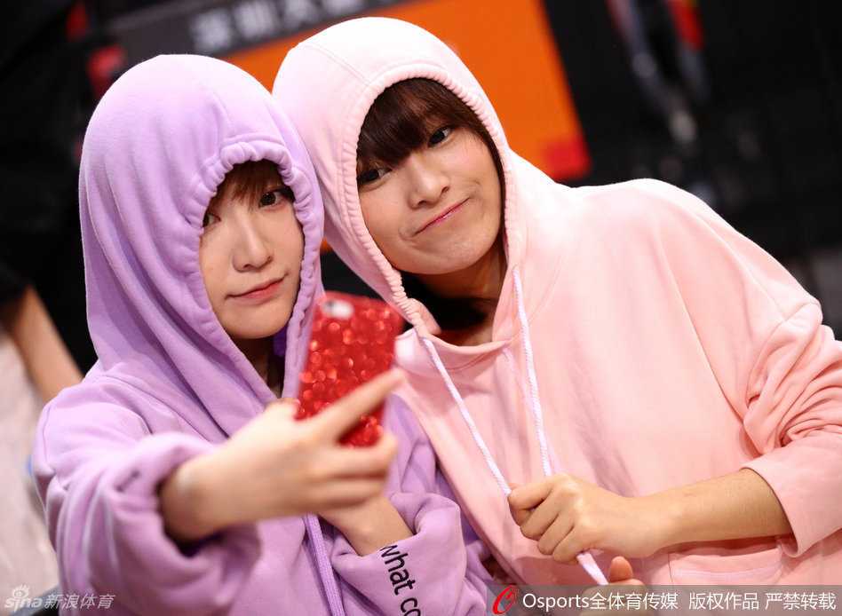 CBA赛场上的靓丽风景:GNZ48少女团跨界助燃广东德比 在广东宏远主场球馆内,GNZ48成员们排成整齐队列,她们伸出手臂与看台上的球迷互动,脸上洋溢着青春特有的胶原蛋白和甜美梨涡,仿佛在用笑容化解比赛的紧张。