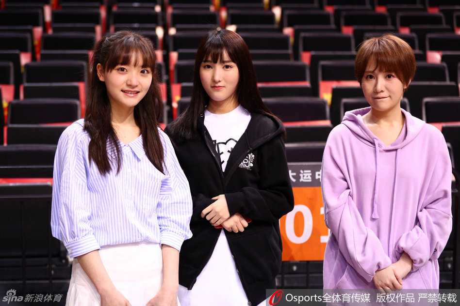 CBA赛场上的靓丽风景:GNZ48少女团跨界助燃广东德比 特写镜头下,GNZ48成员侧脸线条柔美,长长的睫毛在球场灯光下扑闪,她手持应援棒全情投入地跟随着现场音乐律动,展现出职业偶像的专业素养。