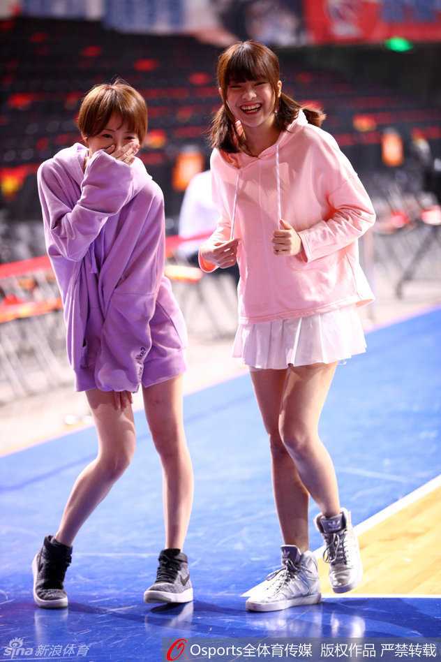 CBA赛场上的靓丽风景:GNZ48少女团跨界助燃广东德比 镜头拉近,一名GNZ48成员扎着高马尾,眼神专注而明亮,她手持话筒正在为广东德比激情献唱,身后的巨型LED屏幕闪烁着CBA季后赛的炽热灯光。