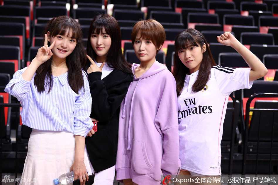 CBA赛场上的靓丽风景:GNZ48少女团跨界助燃广东德比 舞台中央,聚光灯倾泻而下,GNZ48全员身着蓝白相间的统一制服,在CBA季后赛半决赛现场摆出元气满满的ending pose,少女们的裙摆随着动作轻盈飘起。