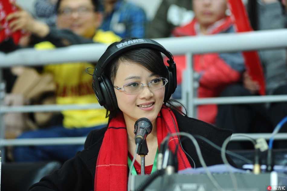 解说间隙，她拿起水瓶轻抿一口水，动作优雅从容，仿佛只是在与朋友闲聊一场普通的球赛