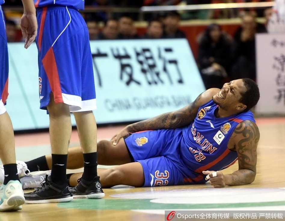 CBA赛场惊魂一刻:天津队外援霍尔曼髌骨脱位重伤离场 天津队全体球员围成一圈,神色凝重地将倒在地上的霍尔曼护在圆心,队友们有的蹲下安慰,有的焦急地呼唤队医,整个球馆的气氛降至冰点。