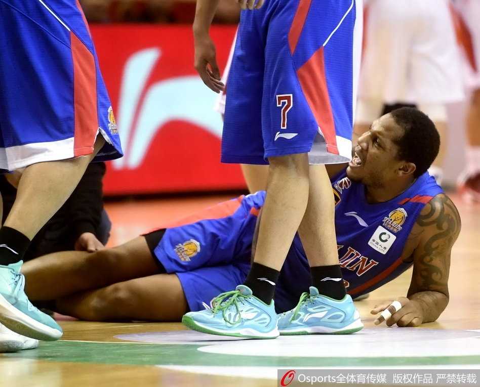 CBA赛场惊魂一刻:天津队外援霍尔曼髌骨脱位重伤离场 霍尔曼痛苦倒地瞬间,表情狰狞,右手紧捂变形右膝,身边是赶来查看的天津队队友和一脸关切的丁彦雨航。