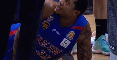 CBA赛场惊魂一刻:天津队外援霍尔曼髌骨脱位重伤离场 动态图中,霍尔曼倒地瞬间右膝明显反向扭曲,身体因剧痛而抽搐,场边的队医和队友以冲刺速度向他奔去,紧张气氛溢出屏幕。